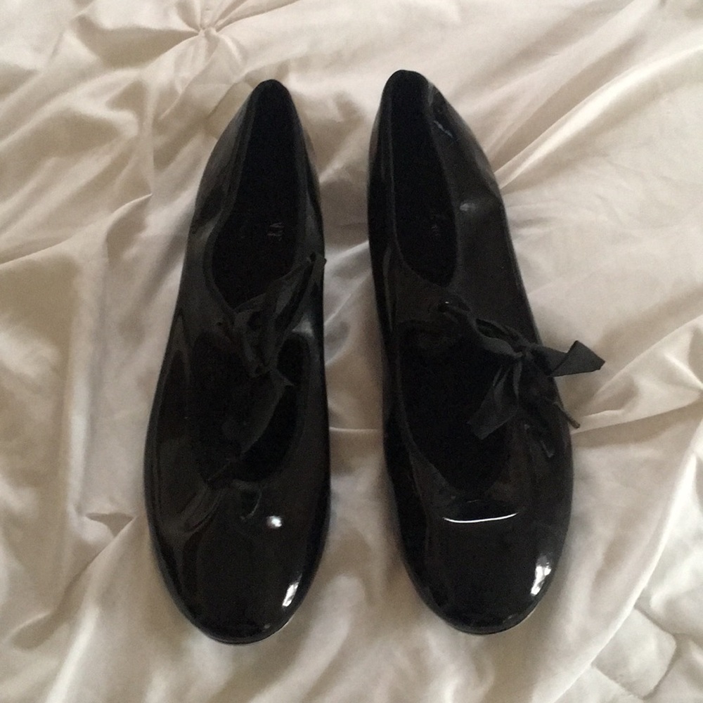 Glossy tap shoes